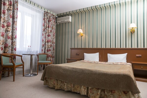 Comfort Double Room | In-room safe, desk, iron/ironing board, rollaway beds