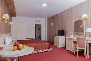 Comfort Double Room | In-room safe, desk, iron/ironing board, rollaway beds