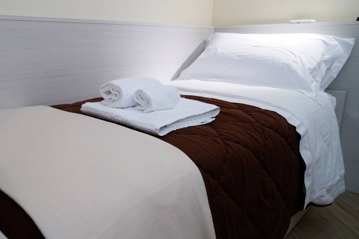 Camera singola | Biancheria da letto di alta qualità, minibar, una scrivania
