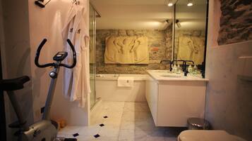 Bidet, towels