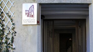 A hotel entrance with a sign for 'Convento Sant'Antonio bed & breakfast'. - B&B Convento S. Antonio (Como)