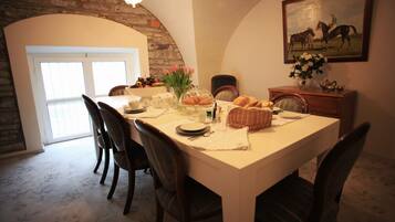 TĂ€gliches inbegriffenes groĂes FrĂŒhstĂŒck