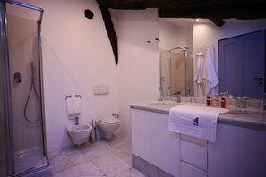 Bidê, toalhas de banho