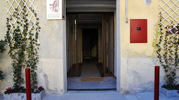 A building entrance with a sign for 'Convento Sant'Antonio'.
