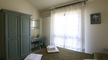Double or Twin Room | Bar mini, meja, katil lipat simpan/tambahan, Wi-fi percuma