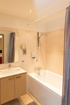 Hair dryer, towels, soap, shampoo - Downtown Reykjavík Apartments (Reykjavik)