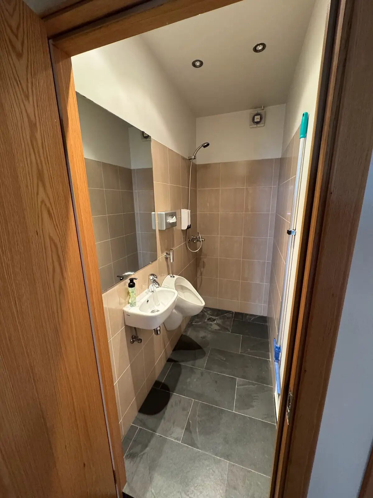 Ein Badezimmer mit zwei Waschbecken, einer Dusche und einem Spiegel.
