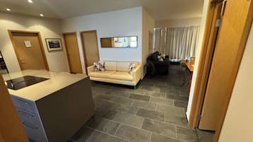 Superior Apartment, 3 Bedrooms, 2 Bathrooms | Bathroom | Hair dryer, towels, soap, shampoo