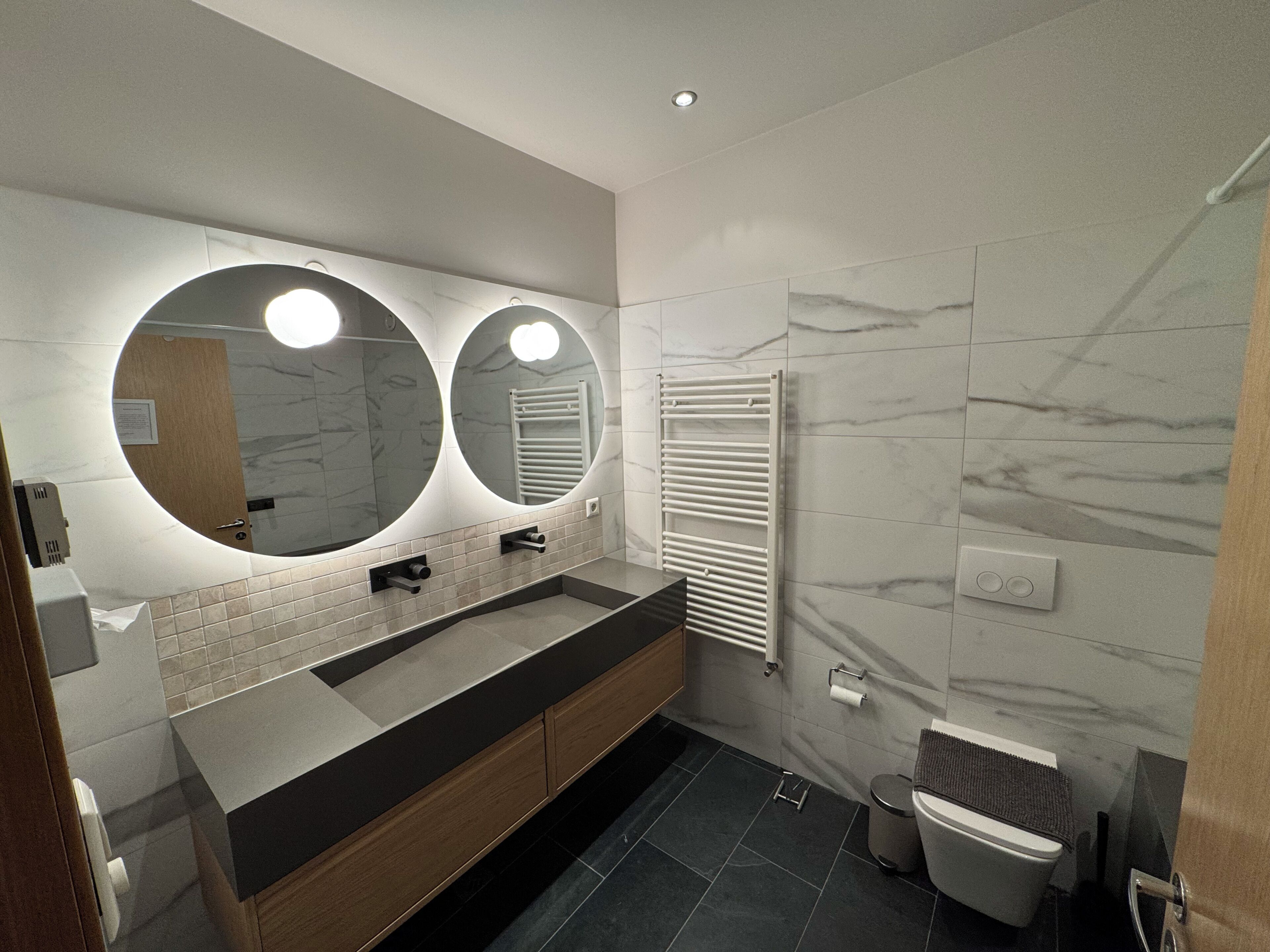 Superior appartement, 3 slaapkamers, 2 badkamers | Badkamer | Een haardroger, handdoeken, zeep, shampoo