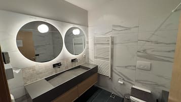 Superior Apartment, 3 Bedrooms, 2 Bathrooms | Bathroom | Hair dryer, towels, soap, shampoo