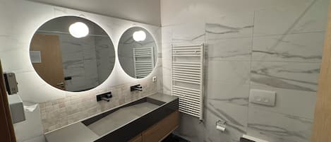 Superior Apartment, 3 Bedrooms, 2 Bathrooms | Bathroom | Hair dryer, towels, soap, shampoo