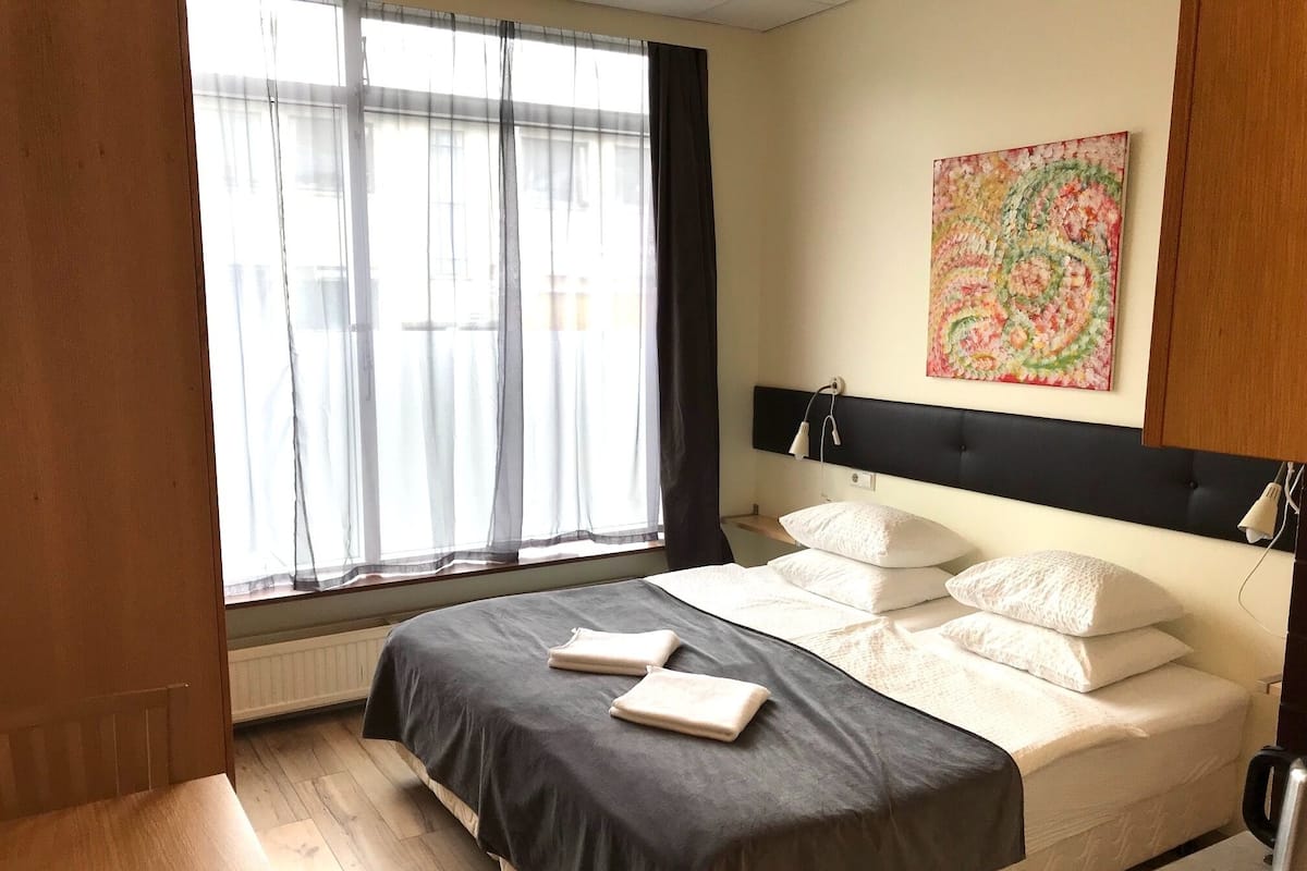 Large Studio, Kitchenette | Ropa de cama hipoalergénica, cortinas blackout y insonorización
