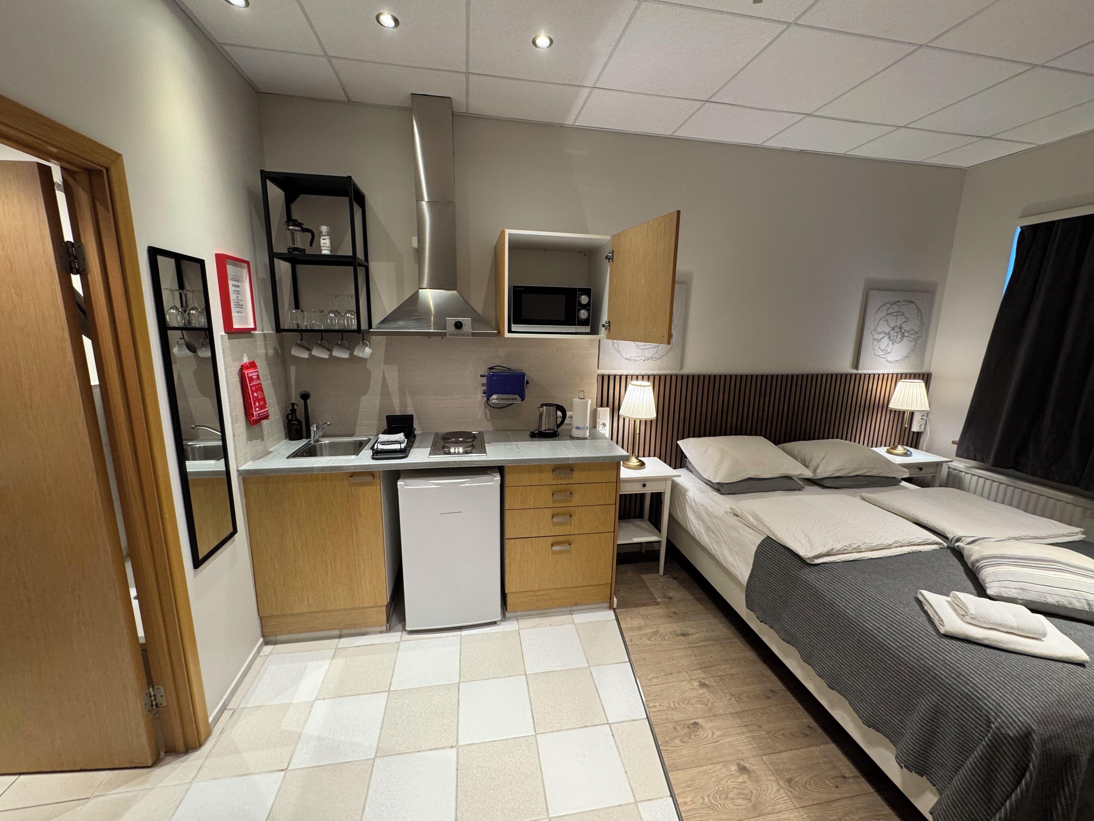 Large Studio, Kitchenette | Ropa de cama hipoalergénica, cortinas blackout y insonorización 