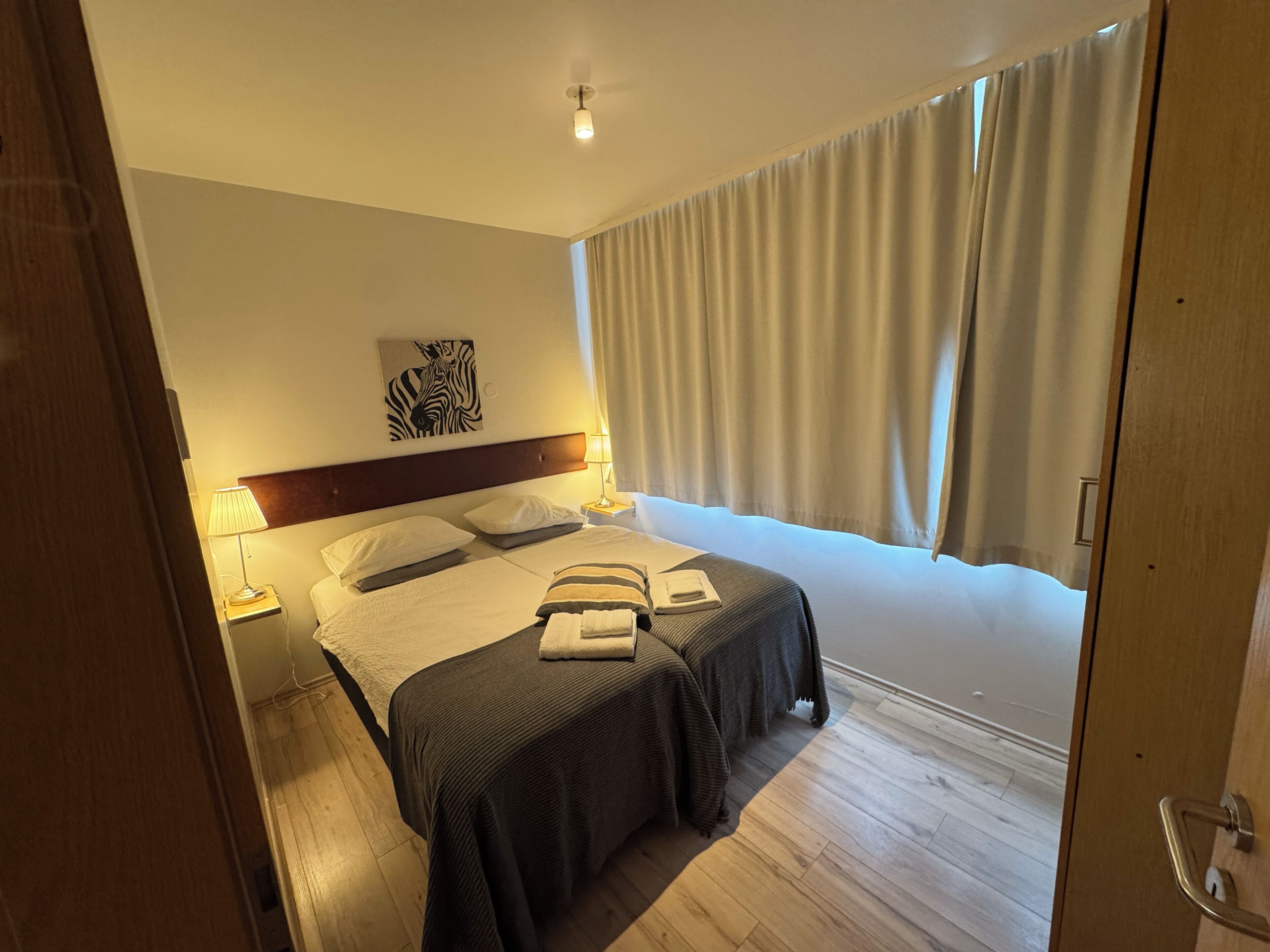 Departamento superior, 4 habitaciones, 2 baños | Ropa de cama hipoalergénica, cortinas blackout y insonorización 