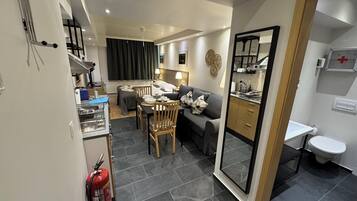 Studio Ekonomi, dapur kecil (Basement) | Area keluarga | Televisi layar datar 32-inci dengan saluran TV satelit dan TV LCD