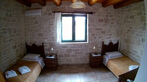 3 chambres, coffres-forts dans les chambres, bureau, rideaux occultants