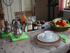 Petit-déjeuner complet (8.00 EUR par personne)