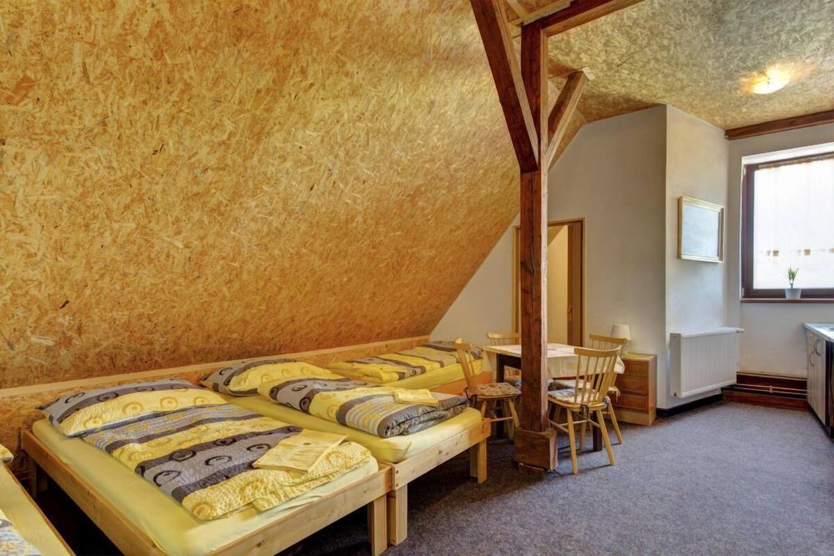 Un dormitorio con dos literas, un escritorio y una silla.