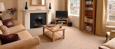 House, 3 Bedrooms | Living room | LCD TV, video game console, DVD player