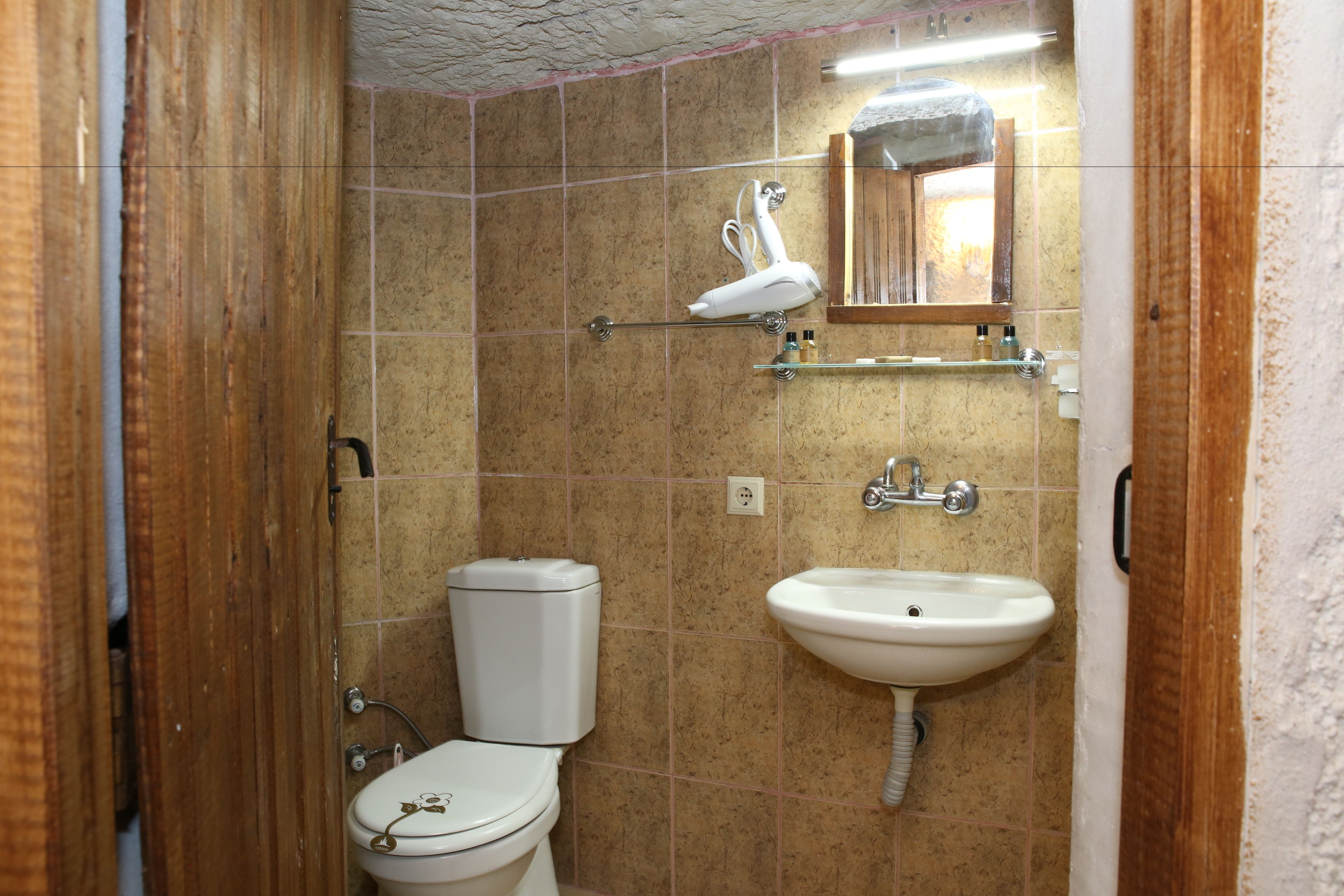 standard double room, 1 double bed | bathroom | shower, free toiletries, hair dryer, slippers
