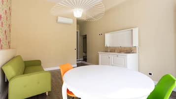 Familienzimmer | Wohnbereich | LED-Fernseher