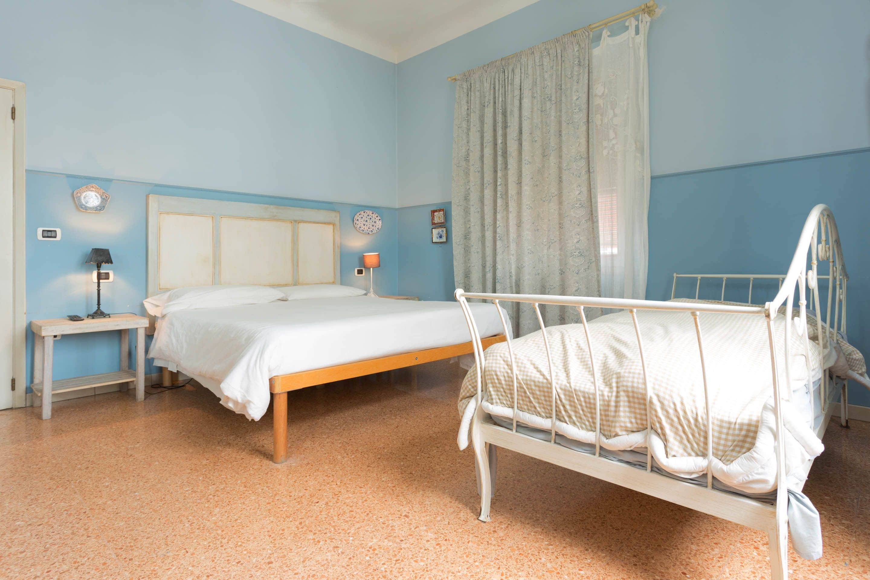 Triple Room | Desk, free cribs/infant beds, free WiFi