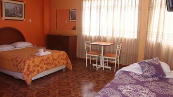 Chambre Familiale avec lits jumeaux | Bureau, Wi-Fi gratuit, draps fournis