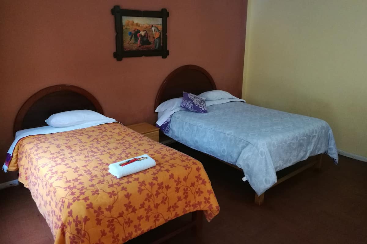 FamilieTwin kamer | Een bureau, gratis wifi, beddengoed