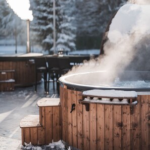 Indoor spa tub