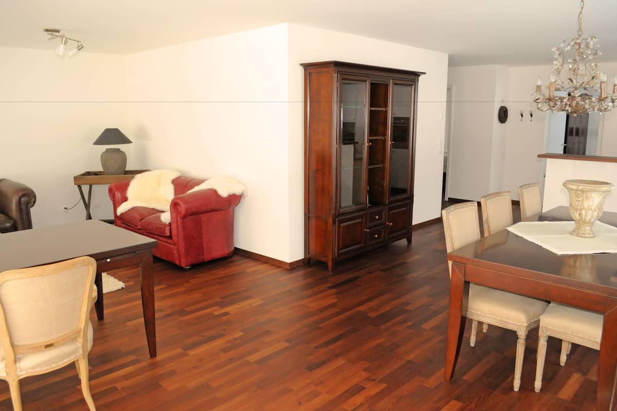 Apartamento, 3 habitaciones | Zona de estar | Una televisión de pantalla plana