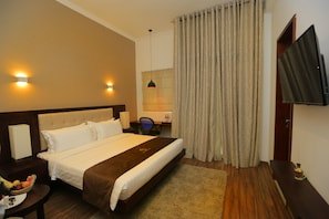 Standard Double Room, 1 King Bed, Garden Area | Bathroom | Shower, deep soaking tub, free toiletries, bidet