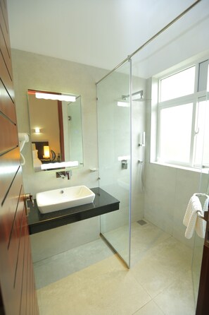 Standard Double Room, 1 King Bed, Garden Area | Bathroom | Shower, deep soaking tub, free toiletries - Ripon Grand Hill (Nuwara Eliya)