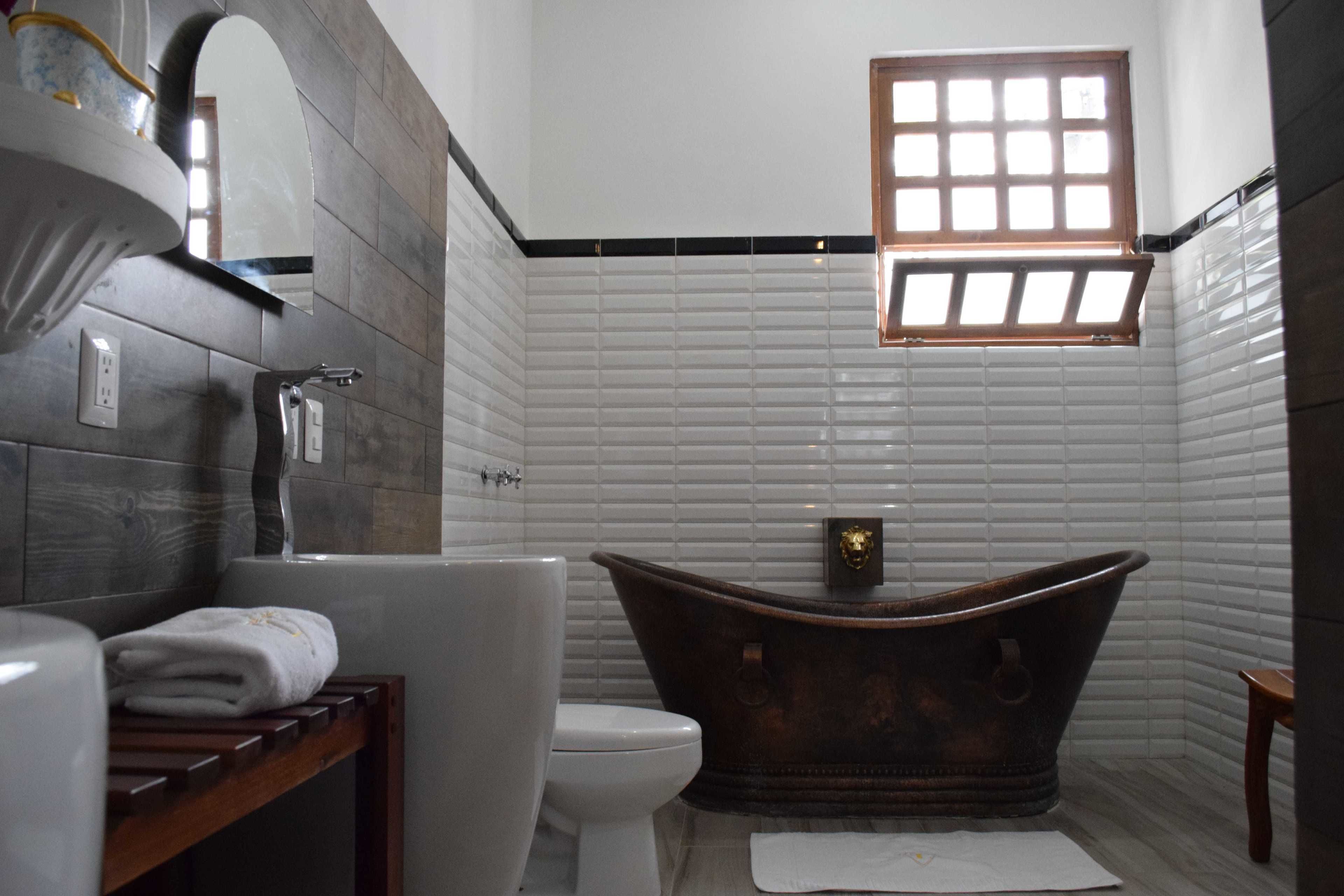 suite | bathroom | separate bathtub and shower, deep-soaking bathtub, free toiletries