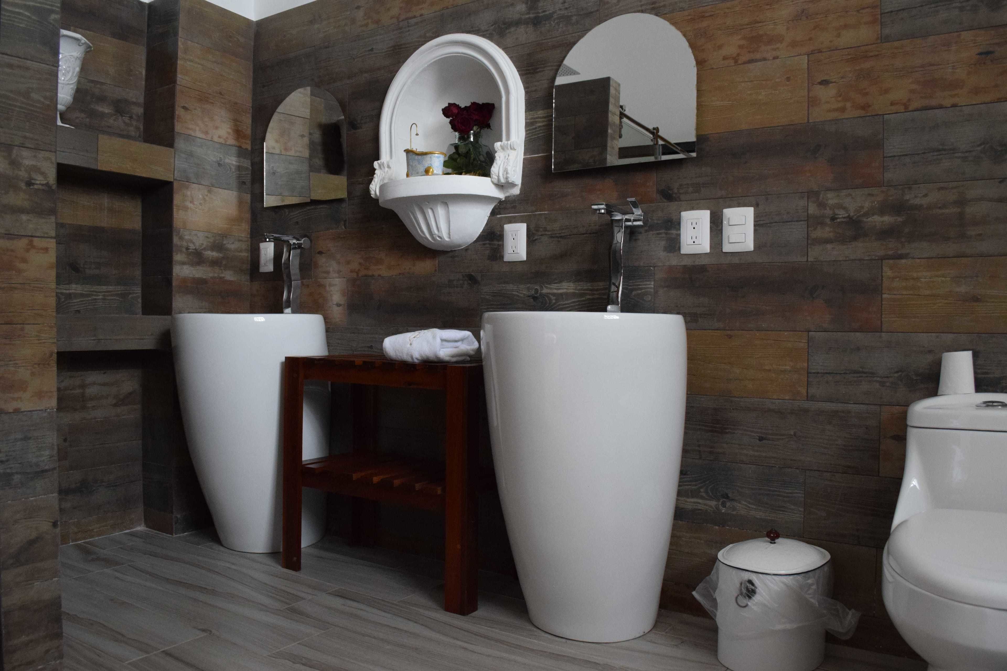 suite | bathroom | separate bathtub and shower, deep-soaking bathtub, free toiletries