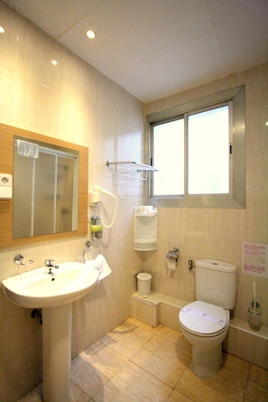 Chambre Confort avec lits jumeaux, salle de bain privée | Salle de bain | Douche, baignoire profonde, serviettes fournies