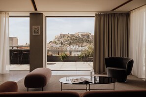 Premium bedding, free minibar, in-room safe, desk