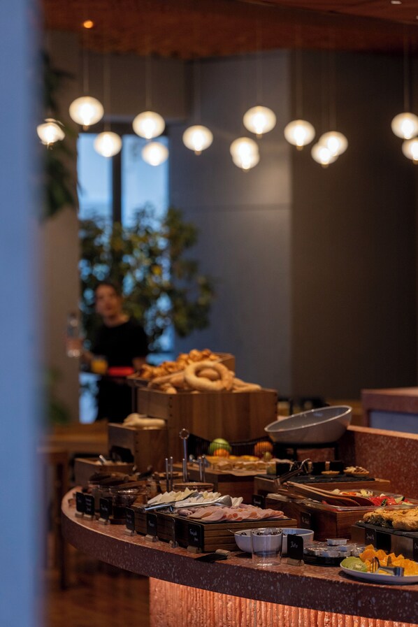 Free daily buffet breakfast