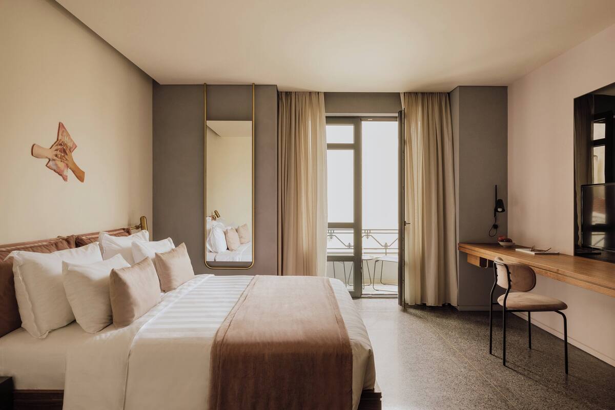 Premium bedding, free minibar, in-room safe, desk