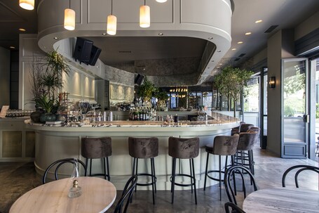 Perianth Hotel - Image 2