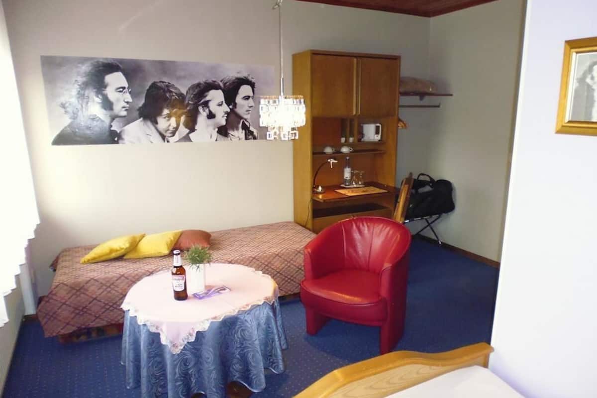 Single Room | Desk, rollaway beds (surcharge), WiFi (free)