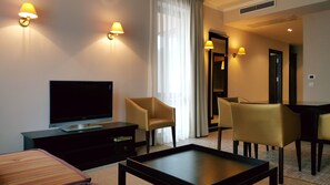 Apartemen, 1 kamar tidur, balkon | Meja kerja, tirai kedap cahaya, kedap suara, dan setrika/meja setrika