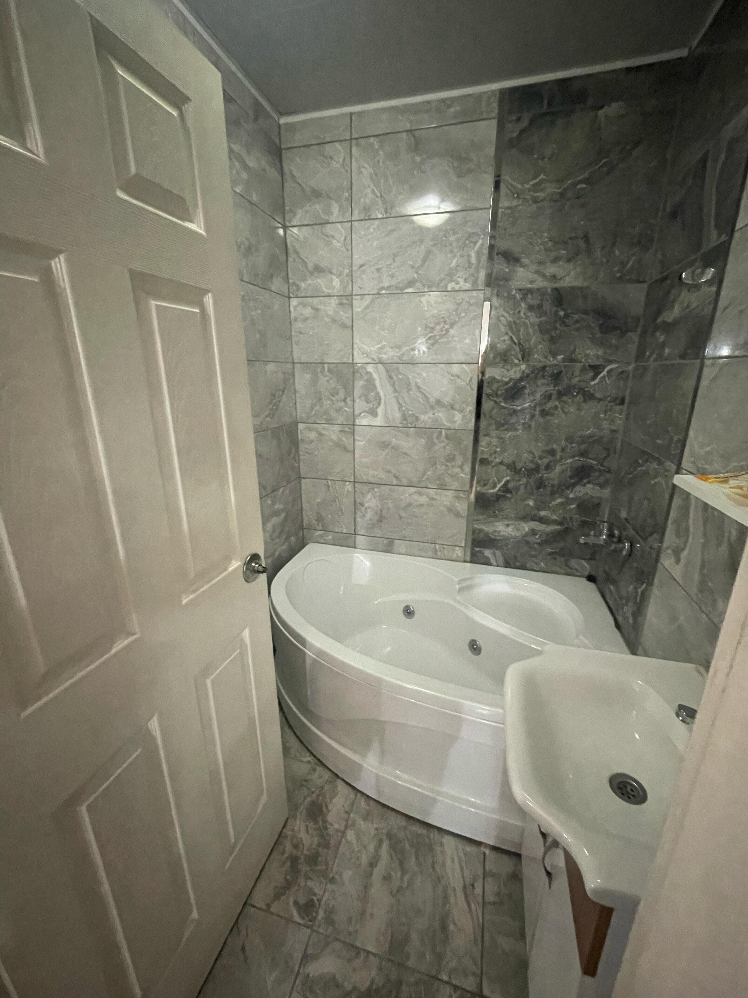 Comfort Suite | Bathroom | Jetted tub, free toiletries
