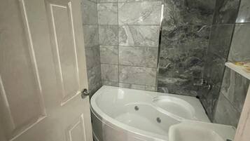 Comfort Suite | Bathroom | Jetted tub, free toiletries