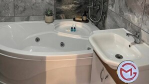 Jetted tub, free toiletries - GEMİCİ HOTEL (Darica)