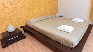 Quarto casal conforto | Roupas de cama premium, escrivaninha, ferros/tábuas de passar roupa