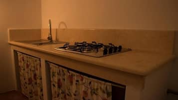 KĂŒhlschrank, Herdplatte, Wasserkocher mit Kaffee-/Teezubehör