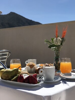 Daily cooked-to-order breakfast (EUR 5.00 per person)