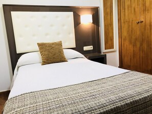 Single Room | Desk, blackout curtains, free WiFi, bed sheets