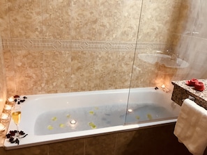 Bathtub, deep-soaking bathtub, free toiletries, bidet