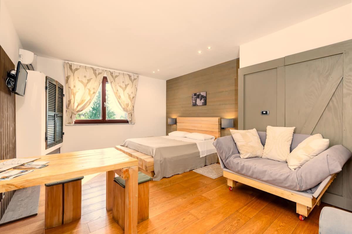 Junior Studio Suite | 1 bedroom, minibar, blackout drapes, cribs (free)